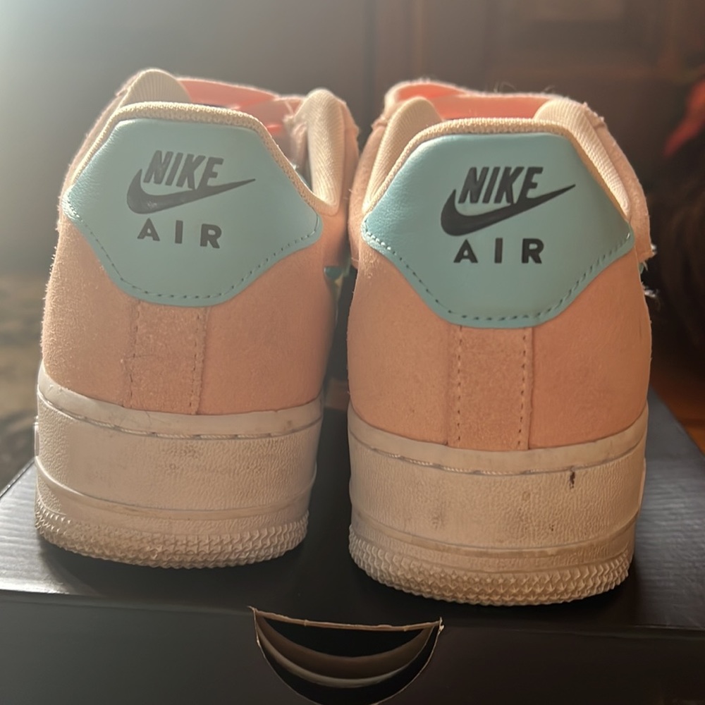 Very different Womens Nike Air Force 1 ‘07 SE - Picture 4 of 13